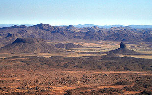 Blick auf die Vorberge des Hoggar &ndash; rechts der Basaltkegel des Iharen bei Tamanrasset, Hoggar, Algerien