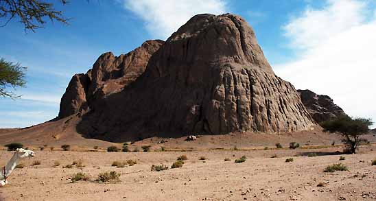 Der unverwechselbare und markante Lavadom von Aguilsam, Hoggar, Algerien