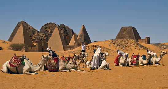 Kamelreiter bei den Pyramiden von Meroe, Sudan