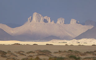 Abendstimmung auf der Ebene von Tafassasset mit Blick auf das Tassili N'Ajjer